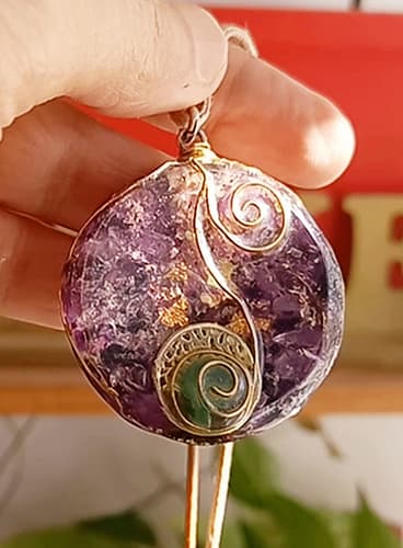 תיליון  אורגונייט אנרגטי עם קריסטל אמטיסט מעוצב עם נחושת