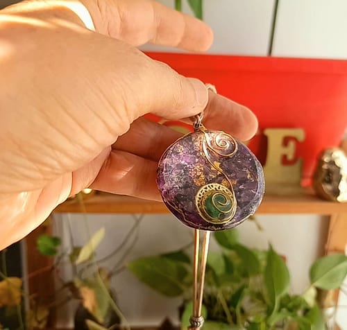 תיליון אורגונייט אנרגטי מאוצב עם נחושת משובץ באמטיסיט