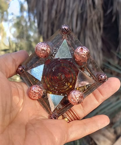 פירמידה לוטוס ורגלי נחושת 3