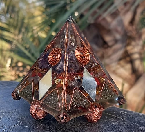 פירמידה לוטוס ורגלי נחושות 1